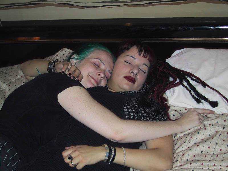 011-sleepy_lori&zaira